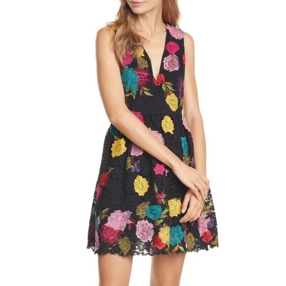 Alice & Olivia Floral Appliqué Embroidered Black Lace Fit and Flare Dress 10 - Picture 2 of 11